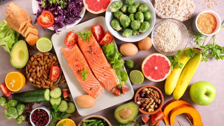 ALT：Balanced nutrition for men at different life stages with protein, whole grains, vegetables, fruit and healthy fats